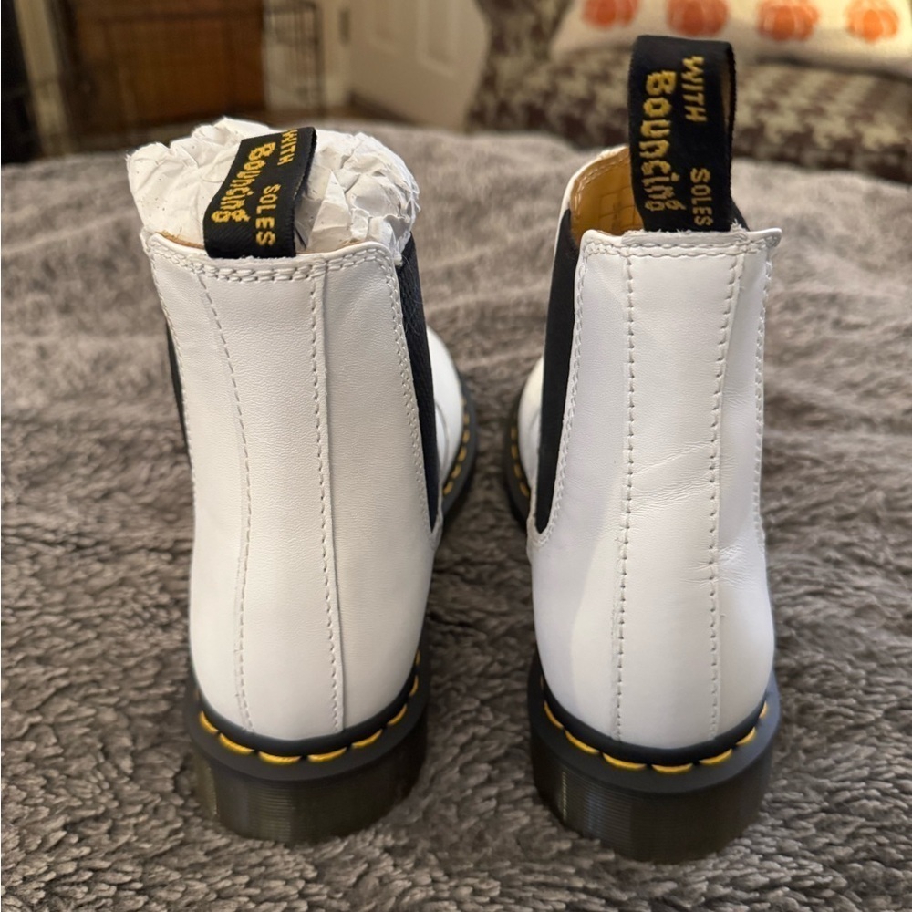DR MARTENS Women’s 2976 Chelsea Boots - Picture 12 of 12